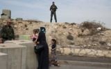 La police des frontières israélienne bloque l'entrée du quartier de Issawiya de Jérusalem-Est, en contrôlant les Palestiniens qui veulent passer, le 20 octobre 2015. (Crédit : Shohat Nati / Flash90)