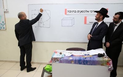 Naftali Bennett (à gauche), ministre de l'Education et dirigeant du parti HaBayit HaYehudi, dans une école ultra-orthodoxe de Tel Aviv, le 10 mai 2016. (Crédit : Yaacov Cohen/Flash90)