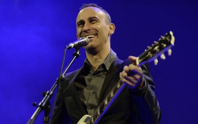 Assaf Amdursky en concert à Tel Aviv, le 26 mai 2016. (Crédit : Tomer Neuberg/Flash90)
