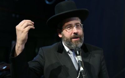 Le grand-rabbin ashkénaze d'Israël David Lau assistant à une conférence en mémoire du rabbin yéménite disparu Yihya Yitzhak Halevi à Petah Tikva le 15 juin 2016 (Crédit : Yaakov Cohen / Flash90)