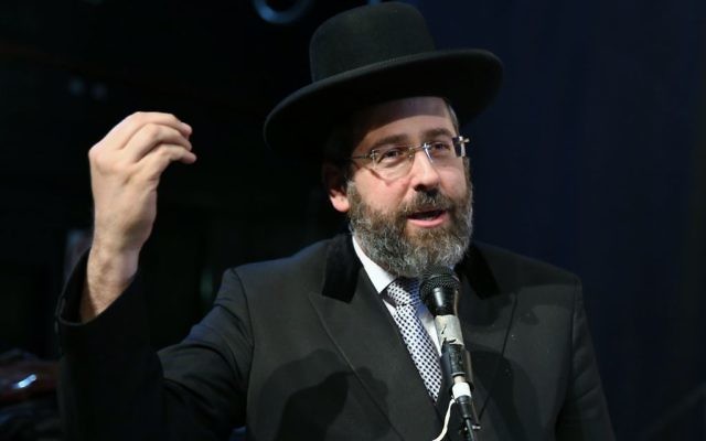 Le grand-rabbin ashkénaze d'Israël David Lau assistant à une conférence en mémoire du rabbin yéménite disparu Yihya Yitzhak Halevi à Petah Tikva le 15 juin 2016 (Crédit : Yaakov Cohen / Flash90) Le grand-rabbin ashkénaze d'Israël David Lau assistant à une conférence en mémoire du rabbin yéménite disparu Yihya Yitzhak Halevi à Petah Tikva le 15 juin 2016 (Crédit : Yaakov Cohen / Flash90)