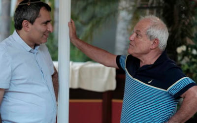 Le ministre des Affaires de Jérusalem Zeev Elkin (à gauche) et le ministre des Affaires sociales Haïm Katz pendant une réunion du secrétariat du Likud près de Tel Aviv, le 16 août 2016. (Crédit : Tomer Neuberg/Flash90)