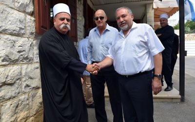 Le ministre de la Défense Avigdor Liberman, à droite, avec le  Sheikh Muafak Tarif, dirigeant spirituel de la communauté druze israélienne, dans le nord du pays, le 31 août 2016. (Crédit : Ariel Hermoni/ministère de la Défense)