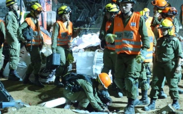 Les secouristes sur le site d'un effondrement d'un parking dans le quartier de Ramat Hahayal à Tel Aviv le 5 septembre 2016 (Crédit : FLASH90) Les secouristes sur le site d'un effondrement d'un parking dans le quartier de Ramat Hahayal à Tel Aviv le 5 septembre 2016 (Crédit : FLASH90)