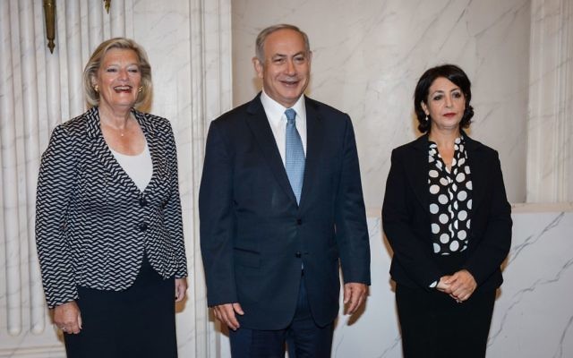 Le Premier ministre israélien Benjamin Netanyahu rencontre la présidente néerlandaise du Sénat Ankie Broekers-Knol (g) et la présidente du Parlement Khadija Arib (d) à La Haye le 7 septembre 2016 (Crédit : Amos Ben Gershom / GPO)