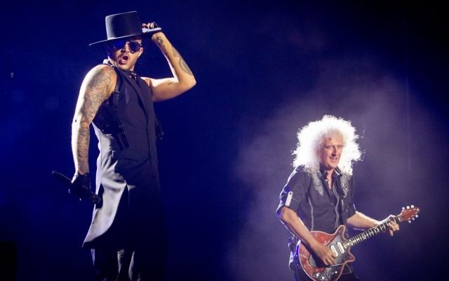 Le chanteur américain Adam Lambert en concert avec le groupe anglais Queen au parc Hayarkon de Tel Aviv, le 12 septembre 2016. (Crédit : Miriam Alster/Flash90) Le chanteur américain Adam Lambert en concert avec le groupe anglais Queen au parc Hayarkon de Tel Aviv, le 12 septembre 2016. (Crédit : Miriam Alster/Flash90)