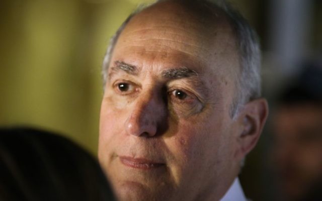 Chemi Peres, le fils de l'ancien président Shimon Peres, devant l'hôpital Tel Hashomer, à Ramat Gan, le 13 septembre 2016. (Crédit : Flash90)