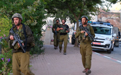 Des soldats israéliens en patrouille dans l'implantation d'Efrat, dans le Gush Etzion, en Cisjordanie, le 18 septembre 2016. (Crédit : Gerson Elinson/Flash90)