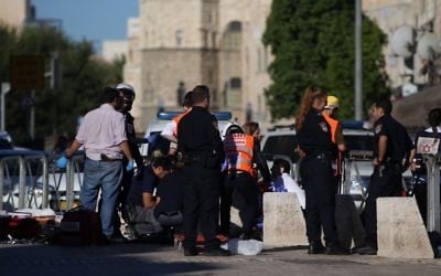 Secouristes et policiers sur la scène d'une attaque au couteau devant la porte d'Hérode de la Vieille Ville de Jérusalem, le 19 septembre 2016. (Crédit : Yonatan Sindel/Flash90)