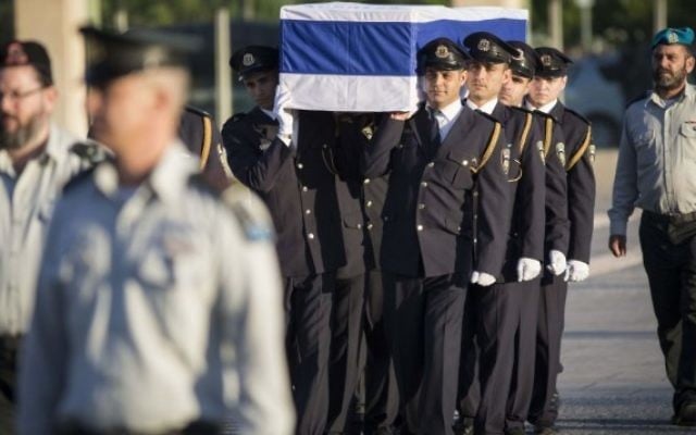 La Garde d'honneur porte le cercueil de l'ancien président Shimon Peres à la Knesset, le 29 septembre 2016. (Crédit : Hadas Parush / Flash90)