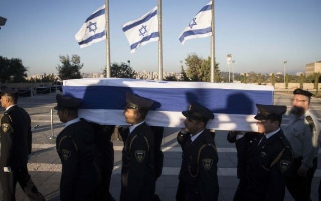 La garde d'honneur porte le cercueil de l'ancien président Shimon Peres à la Knesset, le 29 septembre 2016. (Crédit : Hadas Parush/Flash90)