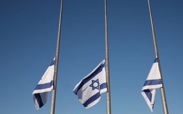 Les drapeaux en berne à la Knesset en hommage à Shimon Peres, le 29 septembre 2016 (Crédit : bureau de Yizhak Harari / Knesset porte-parole)