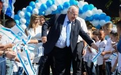 Le président Reuven Rivlin dans une école primaire à Kiryat Bialik, près de Haïfa, le premier jour de l'année scolaire le 1er Septembre 2016 (Crédit : Mark Neyman / GPO)