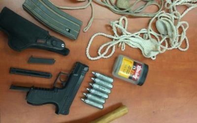 Un pistolet à air comprimé, un chargeur et d'autres objets saisis par la police au domicile d'un suspect israélien accusé d'avoir tiré avec le pistolet sur un véhicule palestinien en août 2016. (Crédit : police israélienne)