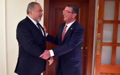 Avigdor Lieberman, à gauche, avec Ashton Carter à Londres le 7 septembre 2016 (Crédit : Ariel Hermione / Ministère de la Défense)