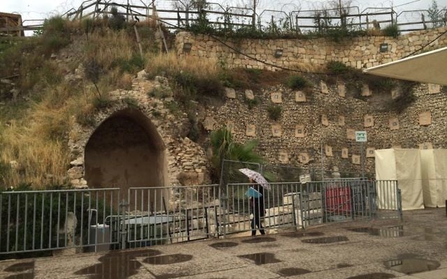 La plateforme temporaire de prières égalitaires, construite en 2013 dans le parc archéologique Davidson de la Vieille Ville de Jérusalem, le 12 avril 2016. (Crédit : Amanda Borschel-Dan/Times of Israel)