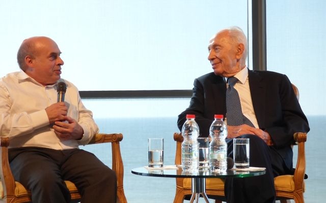 Natan Sharansky, président de l'Agence juive pour Israël, et Shimon Peres, au centre Peres pour la Paix à Jaffa, le 7 avril 2015. (Crédit : David Shechter/Agence juive pour Israël)
