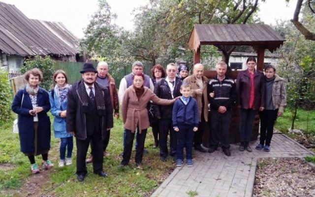 Les habitants de Vishnyeva, en Biélorussie, se rassemblent devant la maison d'enfance de Shimon Peres pour lui rendre un dernier hommage après son décès, le 28 septembre 2016. (Crédit : Limmud FSU)