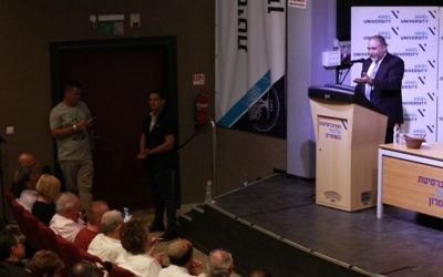 Le ministre de la Défense Avigdor Liberman à l'université d'Ariel, dans le nord de la Cisjordanie, le 12 septembre 2016. (Crédit : Judah Ari Gross/Times of Israel)