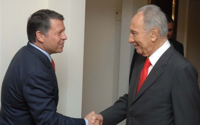 Shimon Peres et le roi Abdallah II en Jordanie, le 18 juin 2008. (Crédit : GPO) Shimon Peres et le roi Abdallah II en Jordanie, le 18 juin 2008. (Crédit : GPO)