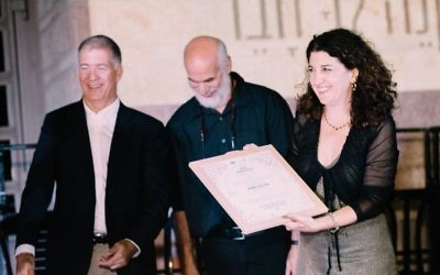 Cérémonie d'ordination de la première cohorte du Beit Midrash pour les rabbins israéliens, la rabbin Noga Brenner Samia accepté son certificat du rabbin Donniel Hartman au centre Shalom Hartman et du Dr Moti Zeira, président de HaMidrasha d'Oranim, le 20 septembre 2016. (Crédit : Netanel Tobias)