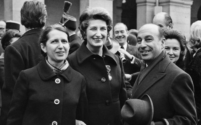 Geneviève de Gaulle (la nièce de Charles de Gaulle) et Odette Fabius (au centre), amies depuis leur incarcération au camp de concentration nazi de Ravensbrück, après la remise de la Légion d'Honneur à Odette Fabius en 1971. (Crédit : autorisation)