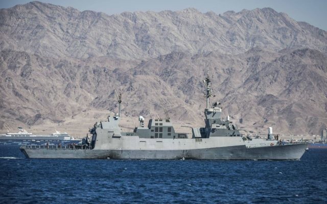 Un bâtiment de la Marine israélienne pendant un important exercice en mer Rouge, au large d'Eilat, en mars 2016. (Crédit : unité des porte-paroles de l'armée israélienne)