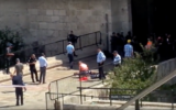 Des secouristes soignent un Jordanien qui a été blessé par la police des frontières pendant qu'il tentait d'attaquer une policière avec un couteau à la porte de Damas de la Vieille Ville de Jérusalem, le 16 septembre 2016. (Crédit : capture d'écran YouTube)