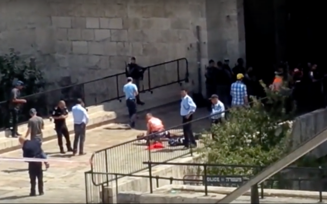 Des secouristes soignent un Jordanien qui a été blessé par la police des frontières pendant qu'il tentait d'attaquer une policière avec un couteau à la porte de Damas de la Vieille Ville de Jérusalem, le 16 septembre 2016. (Crédit : capture d'écran YouTube) Des secouristes soignent un Jordanien qui a été blessé par la police des frontières pendant qu'il tentait d'attaquer une policière avec un couteau à la porte de Damas de la Vieille Ville de Jérusalem, le 16 septembre 2016. (Crédit : capture d'écran YouTube)