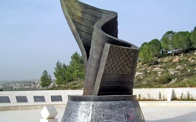 Le mémorial pour les victimes des attentats du 11 septembre, à Emek ha Arazim près de jerusalem, créé par Eliezer Weishoff, le 14 février 2010 (Crédit : dr. Avishai Teicher/Domaine public/Wikimedia) Le mémorial pour les victimes des attentats du 11 septembre, à Emek ha Arazim près de jerusalem, créé par Eliezer Weishoff, le 14 février 2010 (Crédit : dr. Avishai Teicher/Domaine public/Wikimedia)