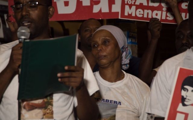 La mère d'Avraham Abera Mengistu, Agurnesh, pendant une manifestation devant la résidence du Premier ministre à Jérusalem, le 11 septembre 2016. (Crédit: Luke Tress/Times of Israël)