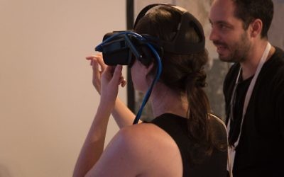 Une femme utilise un casque de réalité virtuelle pour aménager l'intérieur d'une maison au Tel Aviv Innovation Festival DLD, le 27 septembre 2016 (Crédit : Luc Tress / Times of Israel)