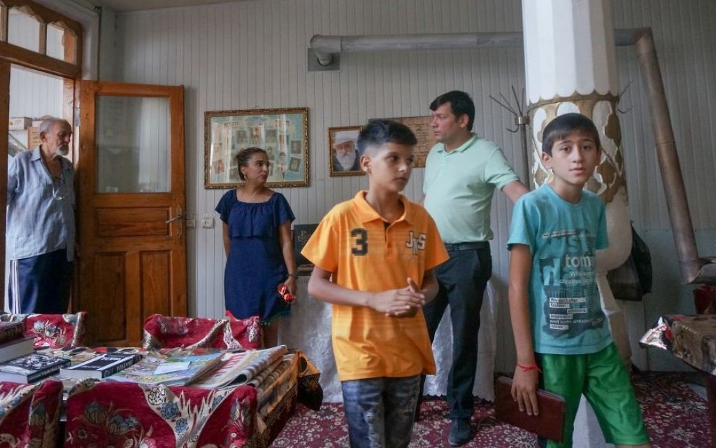 Illustration : Shirin Yakubov visite la synagogue principale de Boukhara, en Ouzbékistan, avec son fils, un ami de son fils et deux gardiens musulmans, le 9 septembre 2016. (Crédit : Cnaan Liphshiz/JTA) Illustration : Shirin Yakubov visite la synagogue principale de Boukhara, en Ouzbékistan, avec son fils, un ami de son fils et deux gardiens musulmans, le 9 septembre 2016. (Crédit : Cnaan Liphshiz/JTA)