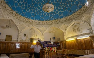 Yossif Tilayev, le gardien de la synagogue Bukharian de Samarcande, en Ouzbékistan, le 11 septembre 2016. (Crédit : Cnaan Liphshiz/JTA)