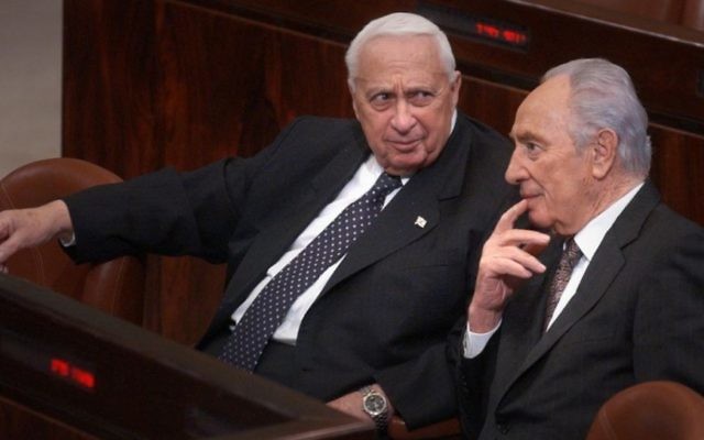 Ariel Sharon, à gauche, avec Shimon Peres à la Knesset en 2005. (Crédit : Sharon Perry / Flash90)