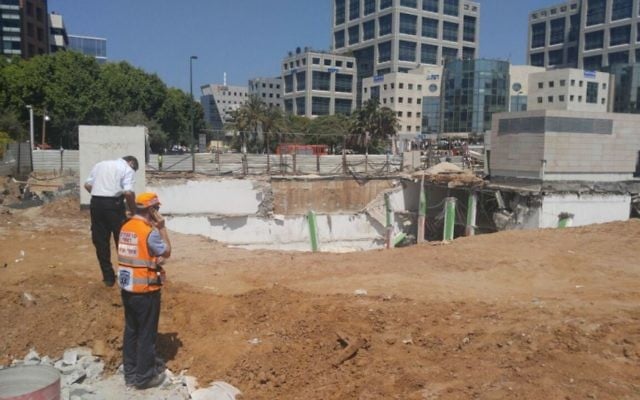 Les équipes de secours sur les lieux de l'effondrement d'un immeuble dans le nord de Tel Aviv, le 5 septembre 2016. (Crédit : United Hatzalah)