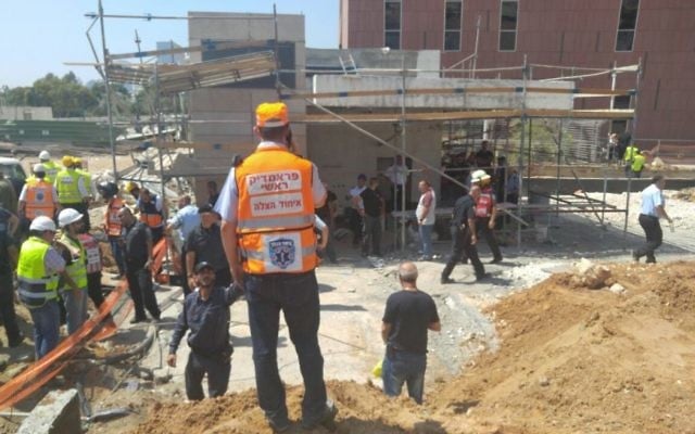 Les équipes de secours sur les lieux de l'effondrement d'un immeuble dans le nord de Tel Aviv, le 5 septembre 2016. (Crédit : United Hatzalah)