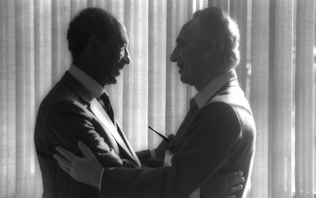 Shimon Peres avec le président égyptien Anwar Sadat. (Crédit : GPO)