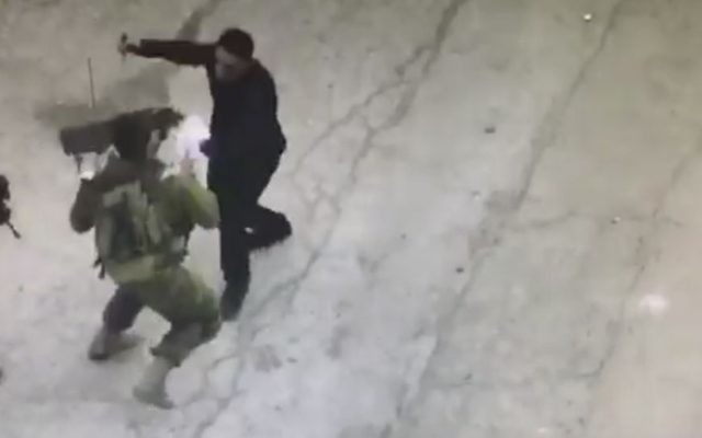 Le terroriste palestinien Hatem Abdel-Hafiz al-Shaloudi a attaqué des soldats israéliens avec un couteau à Hébron, le 17 septembre 2016. (Crédit : capture d'écran) Le terroriste palestinien Hatem Abdel-Hafiz al-Shaloudi a attaqué des soldats israéliens avec un couteau à Hébron, le 17 septembre 2016. (Crédit : capture d'écran)