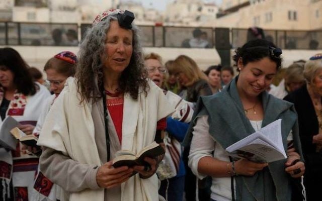 La fondatrice des Femmes du Mur, Bonna Devora Haberman, à gauche, pendant un office de son association, au mur Occidental, le 3 mars 2014. (Crédit : Miriam Alster/page Facebook des Femmes du Mur) La fondatrice des Femmes du Mur, Bonna Devora Haberman, à gauche, pendant un office de son association, au mur Occidental, le 3 mars 2014. (Crédit : Miriam Alster/page Facebook des Femmes du Mur)