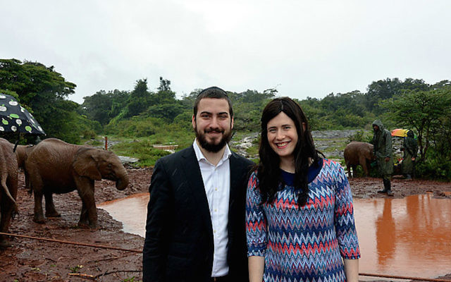 Rabbi Avromy et Sternie déménagent au Kenya cette Rosh Hashanah. (Chabad.org via JTA)