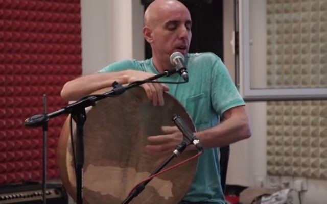 Zohar Fresco, musicien qui fait revivre un instrument oublié, le Tambour de Miriam, en 2016. (Crédit : capture d'écran YouTube)