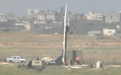 Travaux de construction d'une barrière de sécurité souterraine pour déjouer les attaques de terroristes palestiniens à la frontière avec Gaza, en septembre 2016. (Crédit : capture d'écran Ynet)