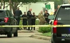 Scène d'une fusillade à Houston, au Texas. Un homme armé a blessé neuf personnes avant d'être abattu, le 26 septembre 2016. (Crédit : capture d'écran YouTube)