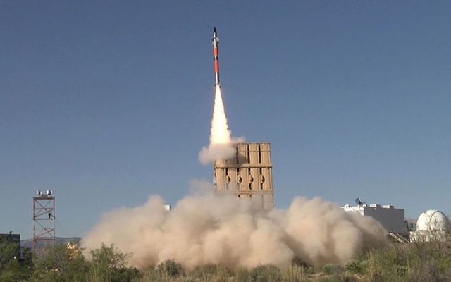 Un missile Tamir tiré par la batterie anti-missile du Dôme de Fer pendant un test aux Etats-Unis, en avril 2016. (Crédit : système de défense avancé Rafael) Un missile Tamir tiré par la batterie anti-missile du Dôme de Fer pendant un test aux Etats-Unis, en avril 2016. (Crédit : système de défense avancé Rafael)