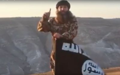 Menaces perpétrées de l’autre côté de la frontière dans une vidéo diffusée par un Etat islamique affilié au plateau du Golan syrien le 3 septembre 2016. (Crédit : capture d'écran YouTube)