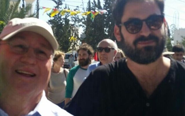 David Bernstein (à droite) et Yoni Mendel au 10e anniversaire des manifestations contre la barrière de sécurité du village palestinien de Bilin, en Février 2015. (Crédit : autorisation)