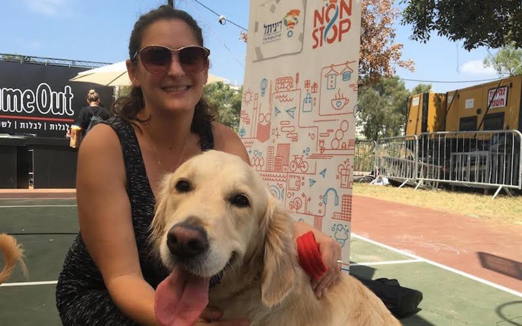 Mira Marcus, directrice de la presse internationale de la ville de Tel Aviv, avec son chien Shani au festival des chiens KelAviv à Tel Aviv, le 26 août 2016. (Crédit : Andrew Tobin/JTA) Mira Marcus, directrice de la presse internationale de la ville de Tel Aviv, avec son chien Shani au festival des chiens KelAviv à Tel Aviv, le 26 août 2016. (Crédit : Andrew Tobin/JTA)