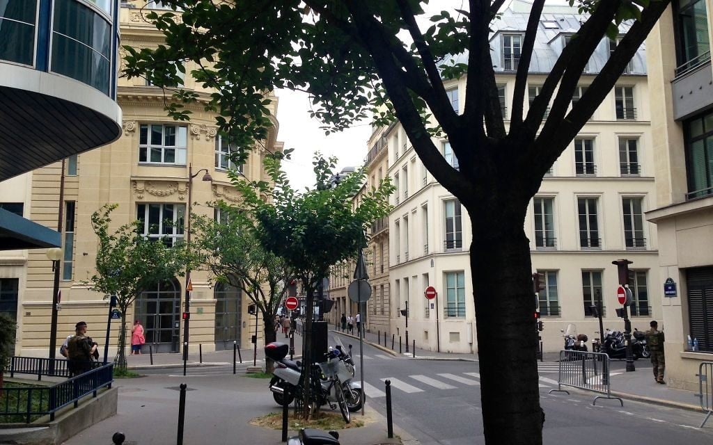 La synagogue de la Victoire et le Consistoire, à Paris. (Crédit : Lisa Klug/ Times of Israel)