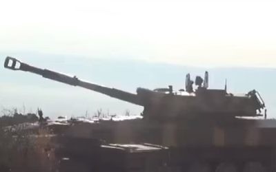 Une batterie d'artillerie syrienne. Illustration. (Crédit : capture d'écran YouTube)